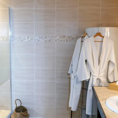 Les Canoubiers Luxe Et Serenite Au Coeur De Spacieuses Avec Jardin Enchanteur ゲストハウス サントロペ